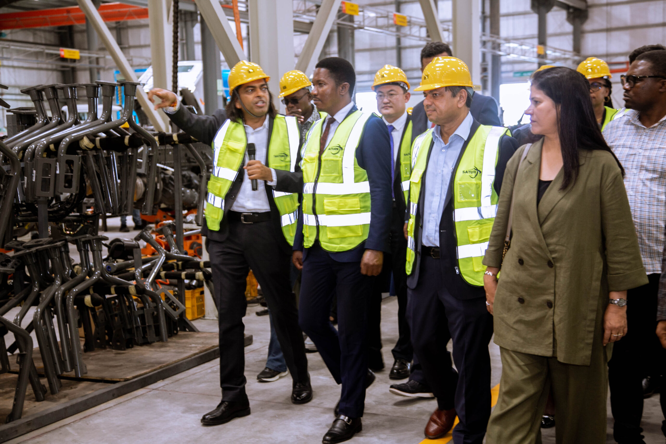 Read more about the article Minister Jafo commends the Saturn factory’s efforts in increasing production.